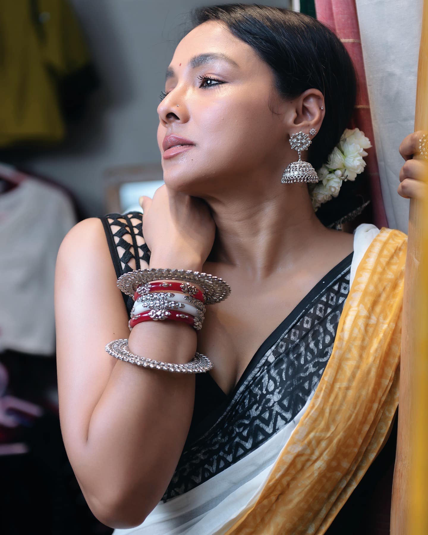 কোমরের বিছা’ নজরকাড়া লুকে অনুরাগীদের মাঝে ঝড় তুলতে দেখা গেল রুনা খানকে